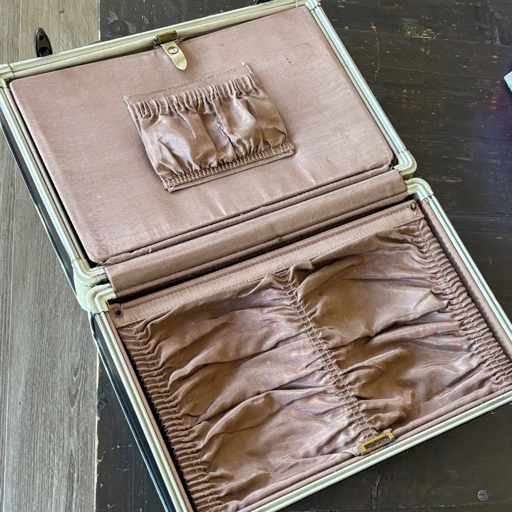 Vintage Black and Cream Carry Case